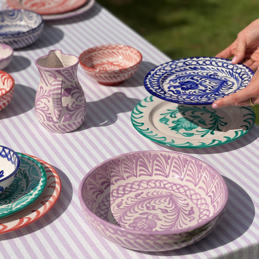 Lila keramieken waterkan op tafel met handgemaakt servies van Viventi Studio