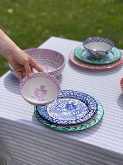 Lila keramieken ontbijtkom op tafel met handgemaakt servies van Viventi Studio
