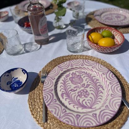 Lila keramieken dinarbord op tafel met handgemaakt servies van Viventi Studio