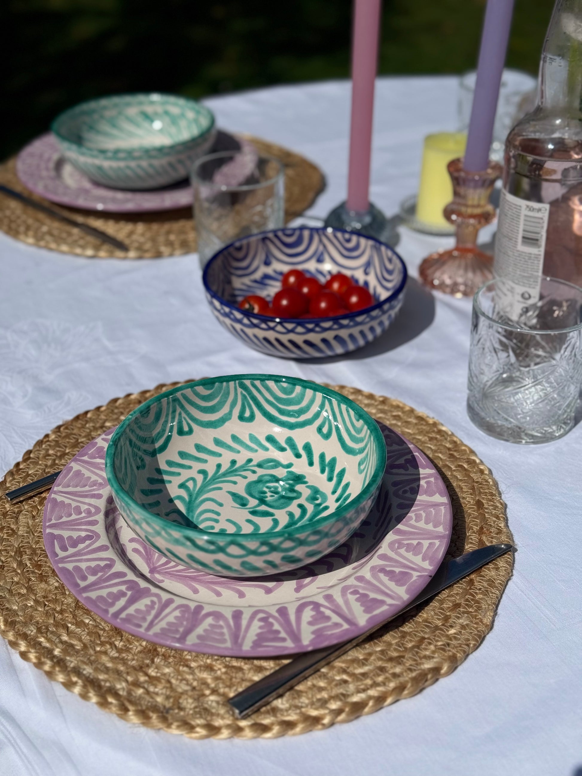 Groene keramieken bowl op tafel met servies van Viventi Studio